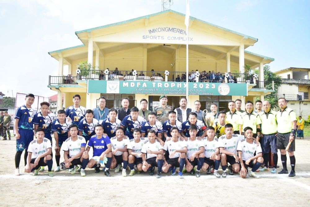 Players of Sports Society Suyim and Konyak Students’ Union Mokokchung (KSUM) along with members of MDFA and guests at Imkongmeren Sports Complex, Mokokchung on October 17. (Morung Photo)